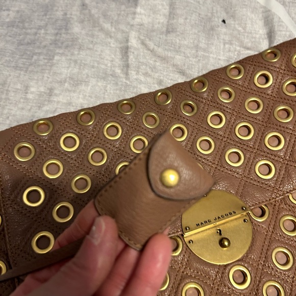 Stunning leather handbag with Gold Hardware and accents has a key to lock bag - Picture 7 of 8